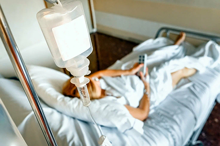 Женщина под капельницей